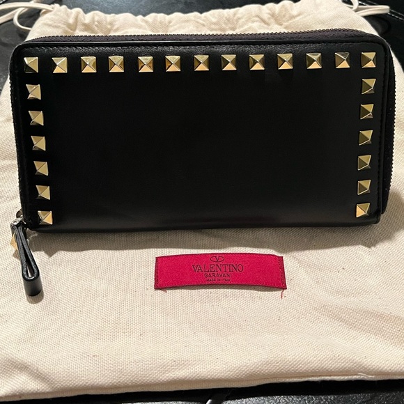 Valentino Garavani - Black Rockstud Zip-Around Long Wallet - Gold Hardware - Picture 2 of 12
